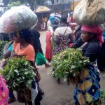Des vendeuses des légumes sur le trottoir de la grande route au Nord-Kivu CP: DR