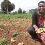 Une cultivatrice des pommes de terre au Kivu CP:DR